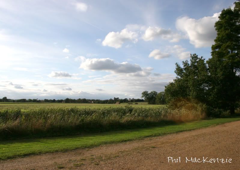 IMAGE: http://i109.photobucket.com/albums/n50/groundog/luton.jpg