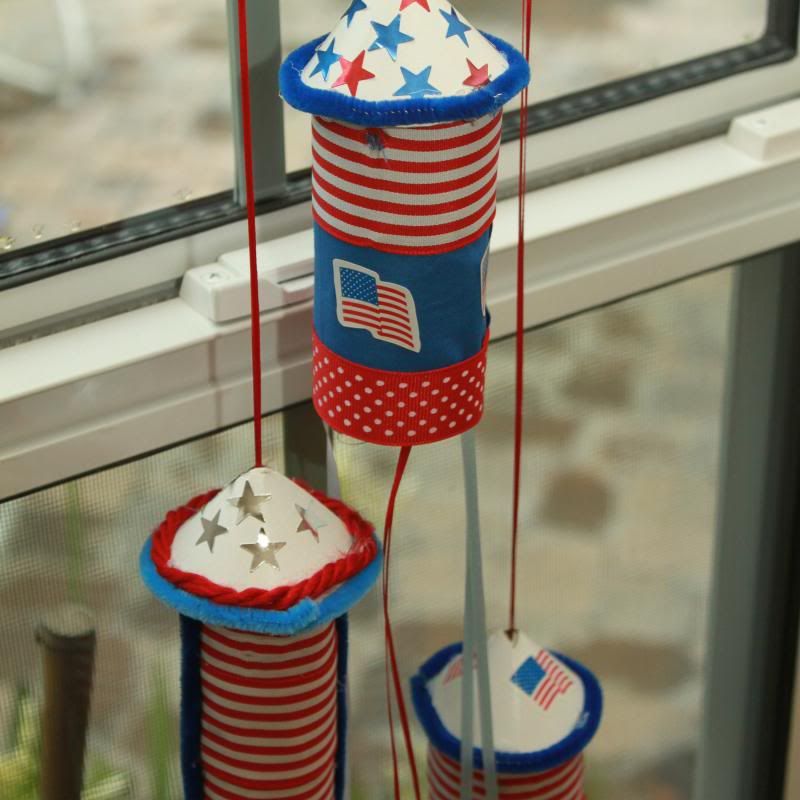 4th-of-july-rockets-toilet-paper-role-art-craft