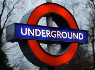 800px-Underground_roundel_sign_at_E.jpg