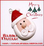 set di braccialetti con perline con ciondoli natalizi – braccialetti sovrapposti rossi, verdi e bianchi con ciondoli a fora di Babbo Natale, albero e regalo – perfetti per la oda e i